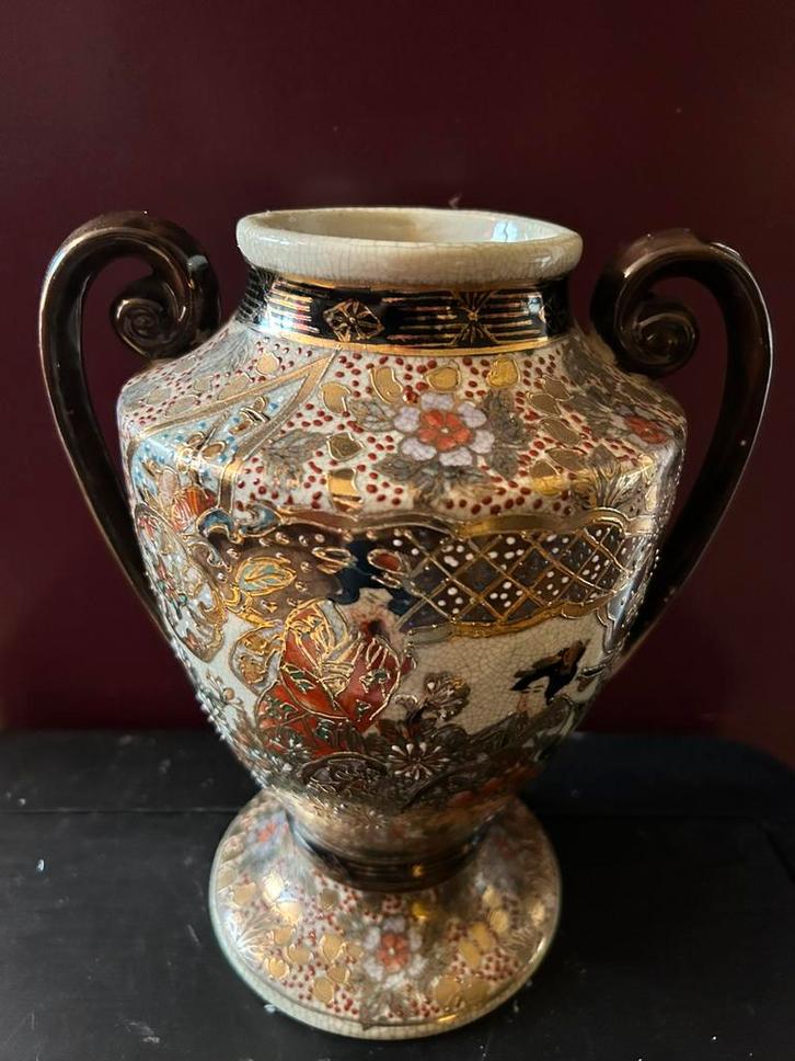 Porseleinen Satsuma vaas met handgeschilderde decoraties, Antiek en Kunst, Antiek | Vazen, Ophalen of Verzenden
