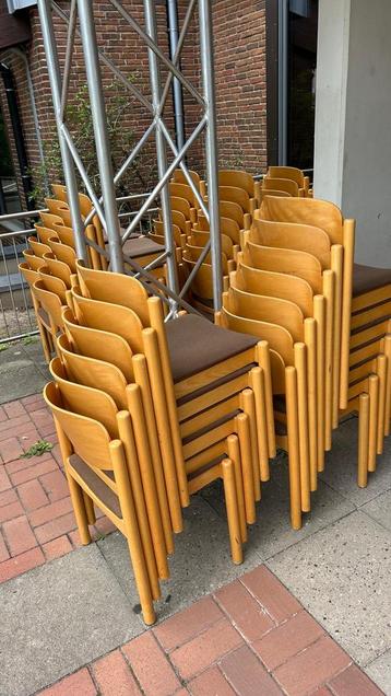 Partij van 53x vintage plywood stapelstoelen ‘80