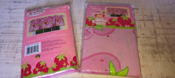 Nieuw 2x gordijntjes Strawberry shortcake, Kinderen en Baby's, Kinderkamer | Inrichting en Decoratie, Nieuw, Wanddecoratie, Ophalen of Verzenden