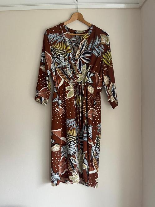 Mooie bruine jurk met print Norah maat 40 knielengte, Kleding | Dames, Jurken, Zo goed als nieuw, Maat 38/40 (M), Bruin, Knielengte