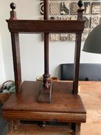 18e eeuwse boeken/linnenpers van eikenhout met ebbenhout, Antiek en Kunst, Ophalen