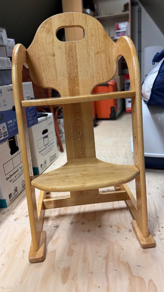 Kinderstoel hout met kussen, Kinderen en Baby's, Kinderstoelen, Gebruikt, Meegroeistoel, Aanschuifbaar, Afneembaar eetblad, Gordel(s)