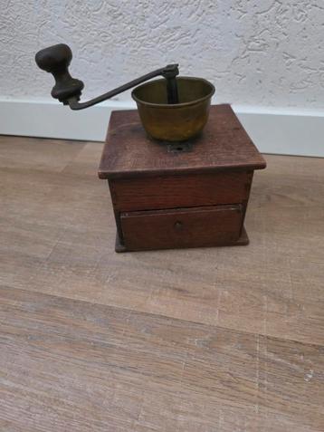 Antieke koffiemolen met lade beschikbaar voor biedingen