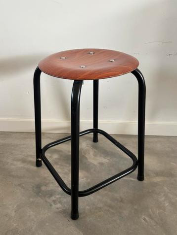 Vintage industriële kruk – hout & zwart metaal beschikbaar voor biedingen