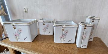 8 bloempotten met bloem- en goud decoraties beschikbaar voor biedingen