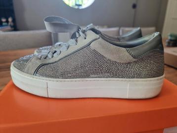 Sneakers mt 41  beschikbaar voor biedingen