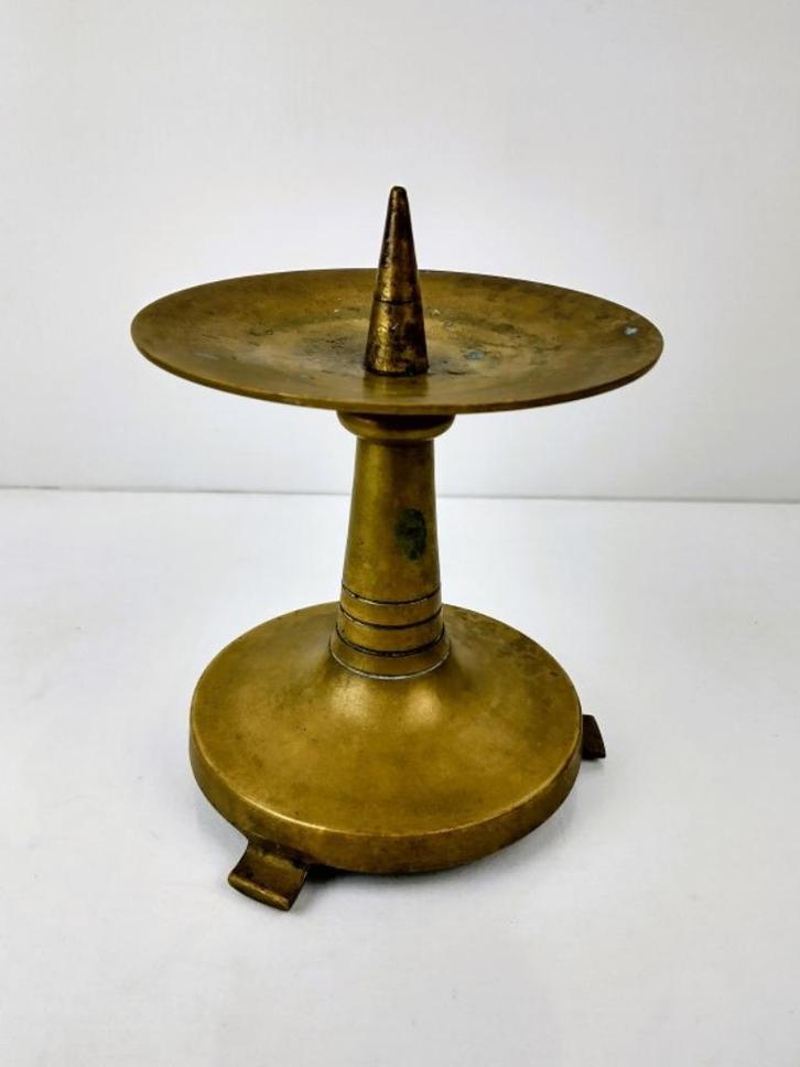 Antieke bronzen kandelaar met opstaande pin voor kaarsen., Antiek en Kunst, Antiek | Kandelaars, Koper of Brons, Ophalen
