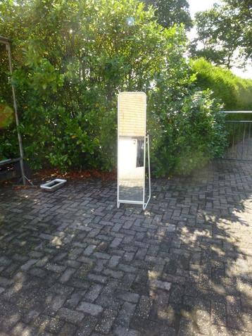 passpiegel in goede staat , om jezelf te beoordelen beschikbaar voor biedingen