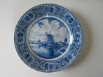 DELFTS BLAUW WANDBORD: MOLENS AAN DE VAART, Antiek en Kunst, Verzenden