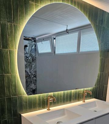 Half ronde badkamerspiegel met verlichting en verwarming beschikbaar voor biedingen