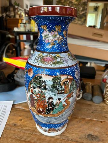 Japanse Imari vaas met blauw en decoraties beschikbaar voor biedingen