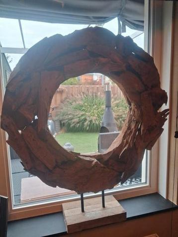Rond teak ornament op een voetstuk. Krans vorm beschikbaar voor biedingen