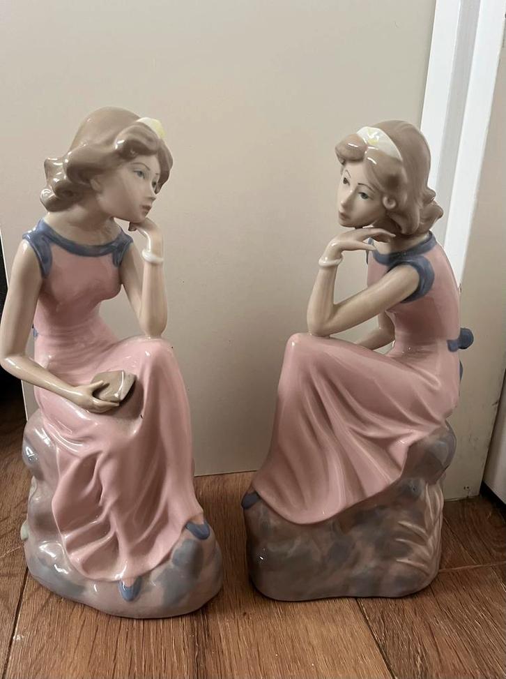 Casades Spaans porselein boekensteunen meisje met boek, Antiek en Kunst, Antiek | Porselein, Ophalen of Verzenden