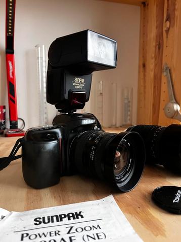 Nikon F50 met 2 Tokina lenzen, flitser en tas telezoom beschikbaar voor biedingen