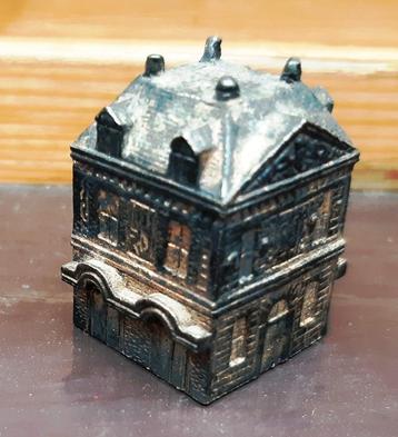 klein miniatuur huisje van metaal beschikbaar voor biedingen