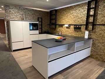 Greeploze zandkleurige keuken met keramieken blad beschikbaar voor biedingen