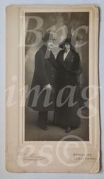 Lange kabinetfoto welgesteld echtbaar overjas 1910's, Verzamelen, Foto's en Prenten, Verzenden, Voor 1940, Gebruikt