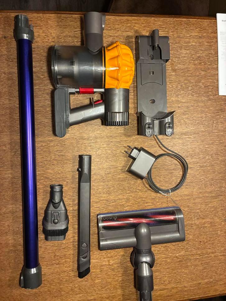 Nette Dyson V6 met nieuwe accu en borstel, Witgoed en Apparatuur, Stofzuigers, Gebruikt, Stofzuiger, Minder dan 1200 watt, Reservoir