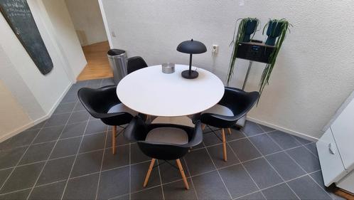Ronde eettafel met design stoelen, Huis en Inrichting, Tafels | Eettafels, Gebruikt, 50 tot 100 cm, 100 tot 150 cm, Rechthoekig