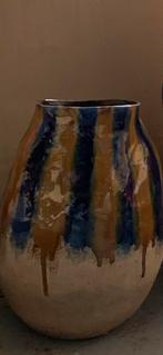 Handgemaakte blauw/beige vaas, Huis en Inrichting, Woonaccessoires | Vazen, Ophalen, 50 tot 75 cm, Blauw, Aardewerk of Porselein