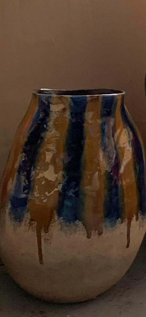 Handgemaakte blauw/beige vaas, Huis en Inrichting, Woonaccessoires | Vazen, Zo goed als nieuw, Blauw, 50 tot 75 cm, Aardewerk of Porselein
