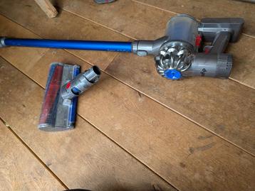 Dyson V6 Fluffy - Incl lader en wandsteun - Accu lijkt KO beschikbaar voor biedingen