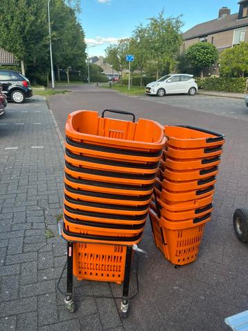 Winkel mandjes met wieltjes beschikbaar voor biedingen
