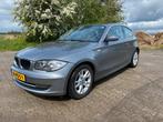 BMW 1-Serie - E81 - 2.0 ltr - 116I 3DR 2009 Grijs - 6 versn., Origineel Nederlands, Te koop, Zilver of Grijs, Benzine