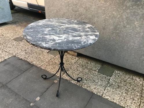 Bistro tafel zwart marmer blad smeedijzer, Tuin en Terras, Tuintafels, Gebruikt, Rond, Overige materialen, Ophalen