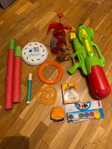 Speelgoed (buitenspeelgoed + waterverf) beschikbaar voor biedingen