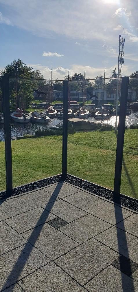 Glazen windscherm met aluminium staanders, Tuin en Terras, Overige Tuin en Terras, Ophalen