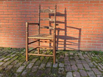 Mooie houten stoel met rieten vlechtwerk