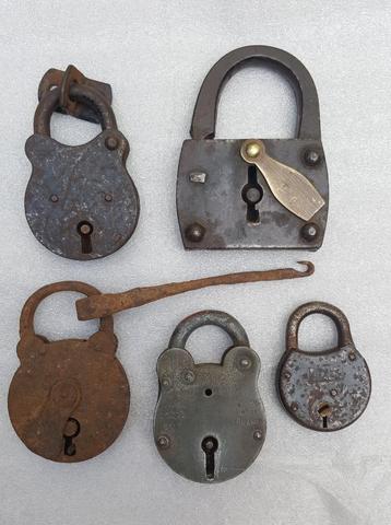 5 hangsloten 19e-20e eeuw ijzer en koper, Nederland/Engeland