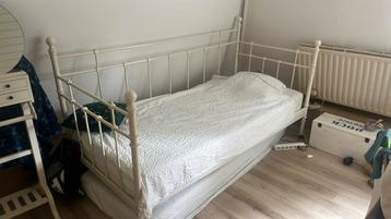 Leuk bed 200x 90, metalen frame cremewit