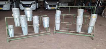 2x Bloemenrek met 50 Zinken Emmer Vazen beschikbaar voor biedingen