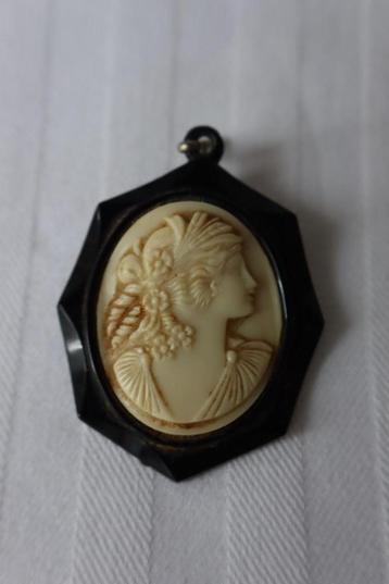 Antiek Victorian Revival bakelite cameo hanger 1930-1940 beschikbaar voor biedingen