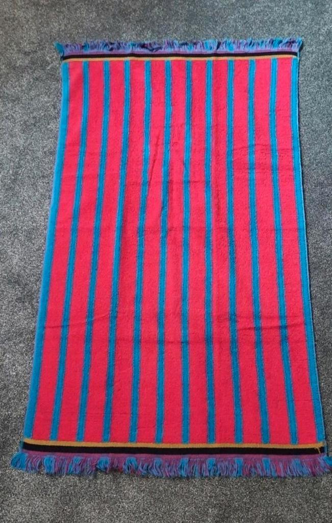 Mooie gestreepte badhanddoek, Huis en Inrichting, Badkamer | Badtextiel en Accessoires, Handdoek, Blauw, Ophalen of Verzenden