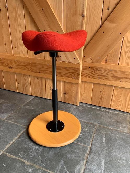 Varier Move balanskruk (Stokke) steenrood, Huis en Inrichting, Bureaustoelen, Gebruikt, Bureaukruk, Rood, Ergonomisch, Ophalen