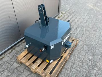 Stalen frontgewicht Fendt met verlichting 600 kg beschikbaar voor biedingen