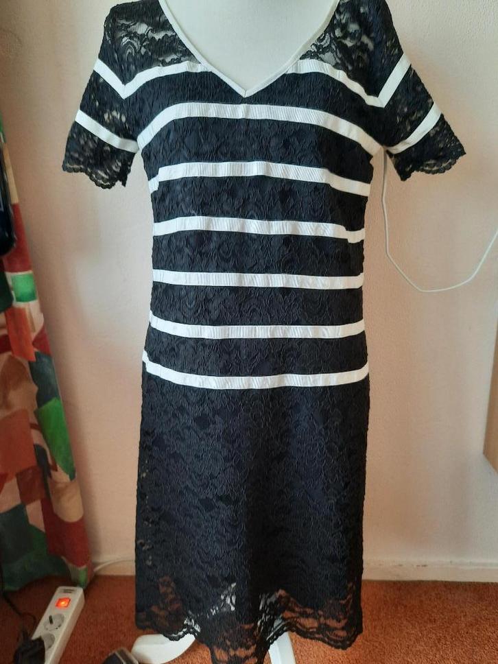Nieuwe jurk met kant van INDIES mt 38/40, Kleding | Dames, Jurken, Zo goed als nieuw, Maat 38/40 (M), Zwart, Knielengte, Ophalen of Verzenden