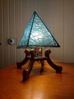 Piramide mozaïek tafellamp op 4 houten poten in goede staat, Huis en Inrichting, Lampen | Tafellampen, Ophalen, Zo goed als nieuw