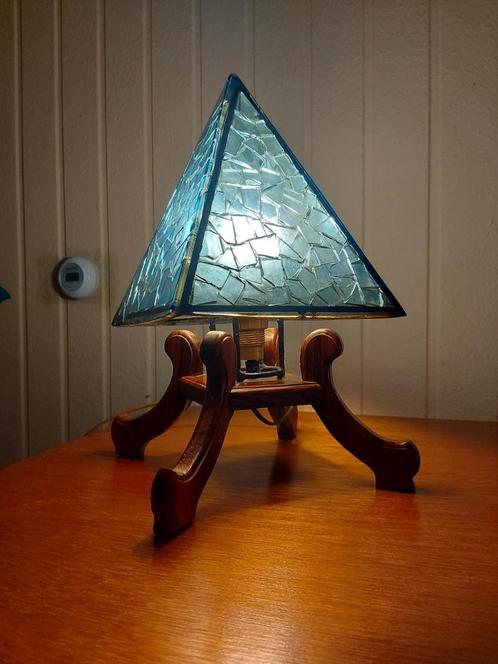 Piramide mozaïek tafellamp op 4 houten poten in goede staat, Huis en Inrichting, Lampen | Tafellampen, Zo goed als nieuw, Glas