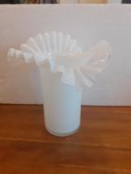 Mooie witte glazen vaas met gevouwen / gekartelde rand, Ophalen of Verzenden