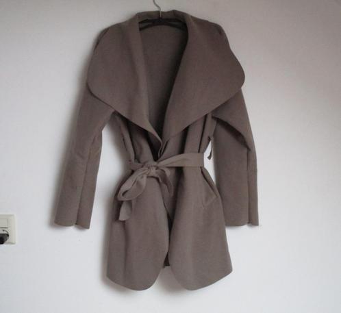 Nr.114: Leuke Tussenjas Zomerjas Jas Beige Taupe S Zo goed a, Kleding | Dames, Jassen | Zomer, Zo goed als nieuw, Maat 36 (S)