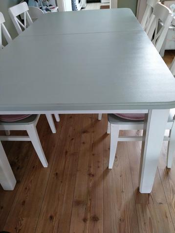 uitschuifbare lange grenen geverfde tafel  beschikbaar voor biedingen