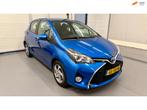 Toyota Yaris 1.5 Hybrid Aspiration | Airco | Achter Cam | We, Auto's, Euro 6, 4 cilinders, Blauw, 49 €/maand