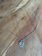 Zilverkleurige ketting met wereldbol hanger, Met hanger, Nieuw, Ophalen of Verzenden, Zilver