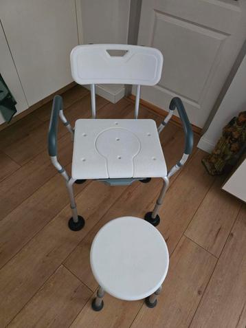 Po stoel en douchestoel + krukje beschikbaar voor biedingen