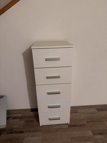 Witte ladekast met 5 laden beschikbaar voor biedingen