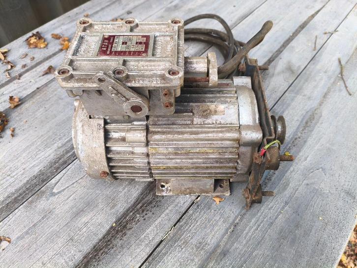 Elektromotor 1 pk, 1420 t/m terugverende trekschakelaar 220V, Doe-het-zelf en Verbouw, Motoren, Gebruikt, Elektromotor, 1400 tot 1800 rpm